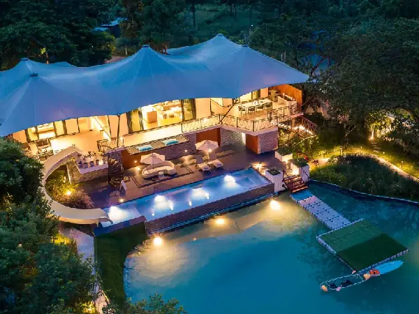 A modern and comfortable 3-star hotel located near the famous Patong Beach in Phuket. The hotel offers stylish rooms, a rooftop swimming pool, spa facilities and easy access to shopping areas, nightlife and beach activities, making it ideal for honeymoon couples and leisure travelers.