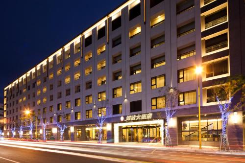 Lakeshore Hotel Hualien is a comfortable 4-star hotel located in the Meilun area of Hualien, offering scenic views where the mountains meet the Pacific Ocean. The hotel is known for its spacious rooms, modern facilities, and convenient access to Hualien’s natural attractions.