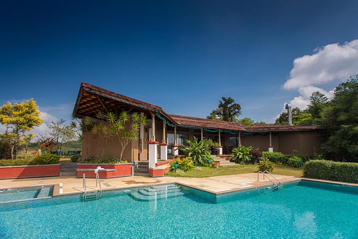 A luxurious 4-star getaway in Virajpet that overlooks an 18-hole golf course. The rooms are spacious with private balconies, perfect for enjoying the cool Coorg breeze and the silence of the countryside.