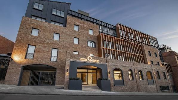Clocks Hotel Tbilisi offers modern and comfortable accommodation in the heart of Georgia's capital. Guests can enjoy spacious rooms, complimentary Wi-Fi, an in-house restaurant, and easy access to popular attractions, making it an ideal base for exploring Tbilisi.